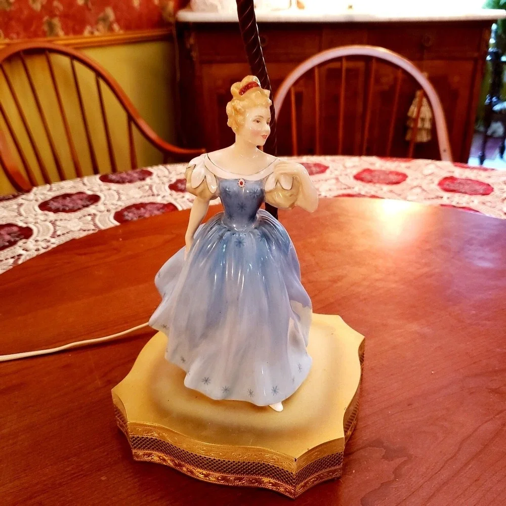 Beautiful Vintage Colonial Victorian Ceramic Lady Figural  Lamp Brass Metal Base